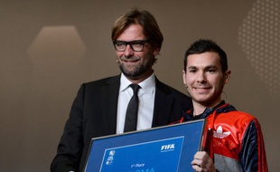 Bruce Grannec (à droite) recevant le prix de meilleur joueur mondial de Fifa 2013 des mains de Jurgen Klopp, l'entraîneur de Dortmund, le 13 janvier 2014 à Zurich.