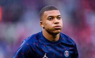 Kylian Mbappé va rempiler pour une nouvelle saison avec le PSG.