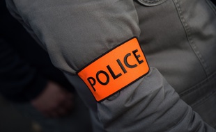 Un brassard de police. Illustration.