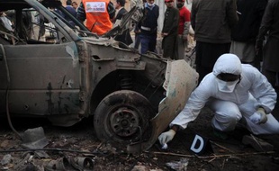 Sur le site d'un attentat à la bombe, à Peshawar, le 23 janvier 2014