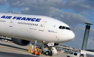 Les aéroports d'Ajaccio et Bastia seront paralysés jeudi et le trafic aérien Corse-continent fortement perturbé en raison d'une grève des personnels d'Air France, pour faire appliquer des jugements des prud'hommes exigeant la titularisation de 45 employés en CDD.