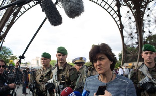 Sylvie Goulard rencontre des militaires de l'Opération Sentinelle à Paris, le 20 mai 2017.