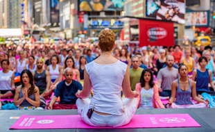 Du yoga et de la méditation en groupe, à Times Square (New York) le 20 juin 2016.