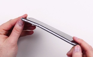 Un iPhone 6 qui plie sous la pression.