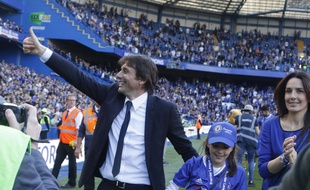 Antonio Conte a remporté le titre avec Chelsea en Premier League au terme de sa première saison, le 21 mai 2017.