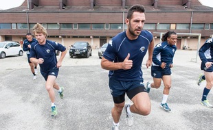 Le trois-quarts centre de l'UBB, Thibault Lacroix (au c.) lors de son premier entraînement à Bègles.