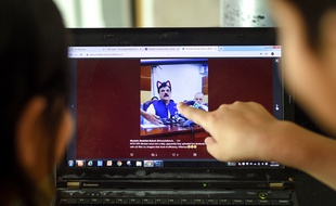 Un homme politique pakistanais s'est vu affubler d'oreilles et de moustaches de chat virtuelles lors d'une conférence de presse retransmise vendredi sur Facebook live