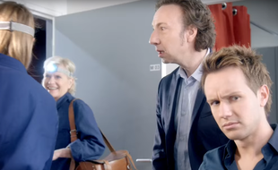Sidonie Bonnec (de dos), Catherine Ceylac, Stéphane Bern et Cyril Féraud dans un clip en faveur de la mixité professionnelle réalisé diffusé sur France Télévisions.