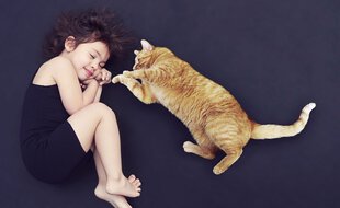 Une petite fille avec son chat.