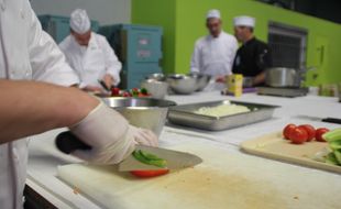 illustration d'un atelier de cuisine, ici à la prison de Rennes Vezin.