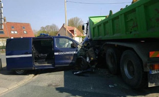 La camionnette des gendarmes accidentée.