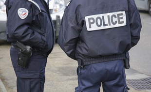 L'uniforme d'un fonctionnaire de Police.