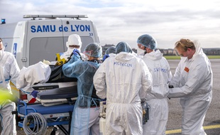 Un transfert de patients réalisé par le Samu de Lyon à l'aéroport de Lyon le 16 novembre.