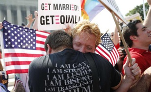 Un couple s'enlace pour célébrer les décisions de la Cour suprême sur le mariage homosexuel, le 26 juin 2013