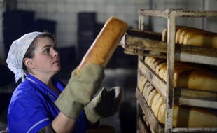 Une usine à pain redémarre une usine à pain à Debaltseve, dans l'est de l'Ukraine, le 9 mars 2015
