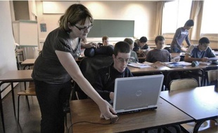 Les auxiliaires de vie scolaire favorisent l'apprentissage des élèves handicapés.