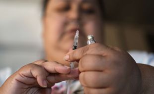 Aux Etats-Unis, une femme prépare sa dose d'insuline.