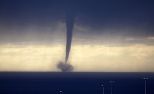 Illustration d'une trombe marine en Méditerranée le 18 décembre 2011?