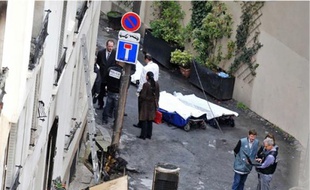 Le feu a été maîtrisé à 5 h 30 (en h. à g.). Cinq corps ont été retrouvés (en h. à dr.). Hier matin, la police tentait de déterminer l'origine du sinistre (en b.).