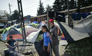 Des réfugiés à la frontière entre la Macédoine et la Grèce, dans le camp de fortune d'Idomeni en Grèce, le 1er avril 2016