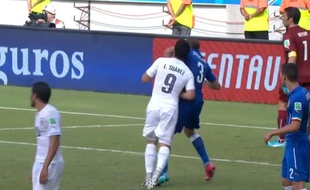Luis Suarez mord Giorgio Chiellini lors du match Uruguay-Italie, le 23 juin 2014.