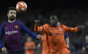 Ici à la lutte avec le défenseur catalan Gerard Piqué, Ferland Mendy a disputé son dernier match de Ligue des champions sous le maillot lyonnais en mars au Camp Nou.