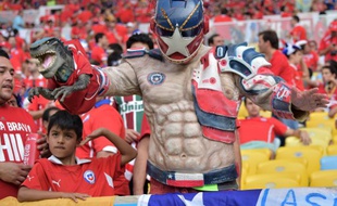 Un supporter du Chili déguisé en super-héros pour encourager son équipe contre L'Espagne, le 18 juin 2014, à Rio.