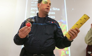 Opération de prévention et sensibilisation aux dangers des pétards au collège Rouget de l'Isle à Schiltigheim en présence de Nicolas Dominiak, chef de l'antenne de déminage de Strasbourg. Le 16 décembre 2015.