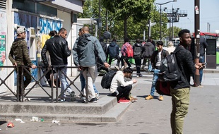 Des hommes porte de la Chapelle à Paris, le 09 mai 2017.