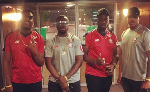 Les membres de La Synesia avec un maillot du Losc sur le dos
