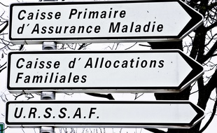 Des panneaux indiquant la caisse primaire d'assurance maladie, la caisse d'allocations familiales et l'Urssaf France. (Illustration)