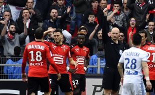 Toute la colère de Ramy Bensebaini (et du public rennais) après son expulsion face à Lyon, au bout de cinq minutes de jeu...