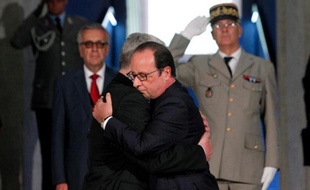 Les présidents français et allemand, François Hollande et Joachim Gauck, se donnent une accolade pour célébrer l'amitié entre leurs deux pays, en ouverture des cérémonies marquant le centenaire du début de la Première Guerre mondiale à Hartmannswillerkopf, le 3 août 2014