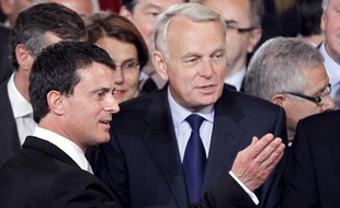 Jean-Marc Ayrault, à côté de Manuel Valls, lors de l'investiture de François Hollande à l'Elysée le 15 mai 2012.