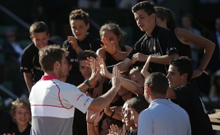 Stan Wawrinka avec les ramasseurs de balle après sa victoire à Roland-Garros, le 7 juin 2015.
