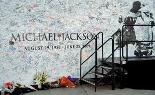 Michael Jackson Memorial Service Countdown at the Staples Center. 6 July 2009, Los Angeles, CA. Photo Credit: Giulio Marcocchi/Sipa Press./Countdown_gm.036/0907061700