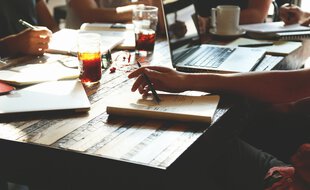 En Flex office, les travailleurs n'ont pas de poste attribué et peuvent en changer en fonction des besoins