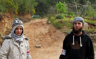 "Nous n'avions rien en commun. Il n'y a qu'une chose qui nous réunissait: la révolution contre le régime". Aujourd'hui, le combattant rebelle Assad al-Islam, épouse Laïla, jeune militante syro-macédonienne, dans une base rebelle des montagnes turkmènes.