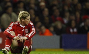 Il ne valait mieux pas jouer à domicile mercredi soir. Anfield doit paraître parfois bien grand lorsque l'on se fait plier 3-1 par les Blues de Chelsea. Torres avait pourtant marqué le premier pion. Puis Ivanovic (doublé) et Drogba en ont passé 3. Comme-à-la-maison...
