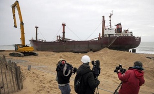 Le découpage du cargo TK Bremen, échoué depuis le 16 décembre sur la plage d'Erdeven (Morbihan) lors de la tempête Joachim, qui devait débuter vendredi, doit finalement commencer samedi matin, a-t-on appris auprès de la préfecture du Morbihan.