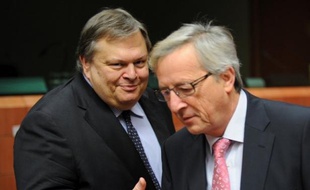 La zone euro a haussé le ton lundi soir à l'égard de la Grèce en conditionnant tout nouveau prêt à des efforts supplémentaires ainsi qu'en réclamant de ses créanciers privés un geste plus important pour réduire la dette du pays et éviter la faillite.
