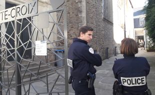 La police sécurise les accès à l'église Sainte-Croix.