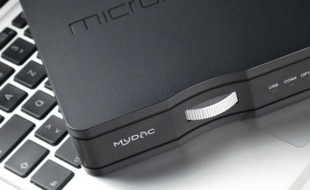 MyDAC de Micromega, permet de convertir la musique numérique d'un ordinateur ou d'un baladeur pour une écoute hi-fi sur une chaîne hi-hi ou avec un casque audio Hi-Rés.