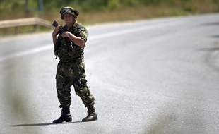 Un soldat bulgare à la frontière entre la Turquie et la Bulagrie, le 26 août 2015.