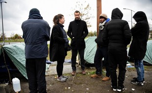 Ugo Bernalicis et Mathilde Panot lors d'une précédente visite à Calais, en novembre 2019. (archives)
