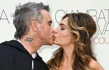 Robbie Williams et Ayda Field au défilé Giambattista Valli haute couture automne-hiver 2022-2023, dans le cadre de la Fashion Week de Paris, le 04 juillet 2022.