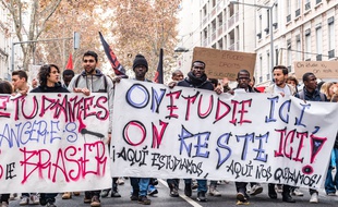 Des étudiants manifestent contre la hausse des frais de scolarité à Cluj