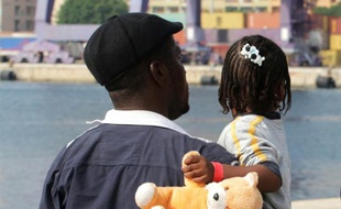 Un migrant et sa fille dans le port de Palerme, le 11 juillet 2015