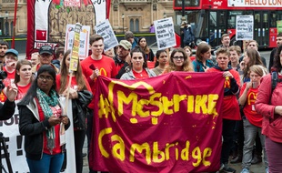 Les salariés de McDonald's ont manifesté à proximité du Parlement britannique, à Londres.