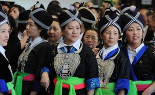 Un colonel en retraite, commandeur de la Légion d'honneur, s'est suicidé au pied du monument aux morts d'Indochine de Dinan (Ille-et-Vilaine) pour dénoncer l'"indifférence" des autorités face au sort de la minorité Hmong du Laos, rapporte le quotidien Ouest France lundi.